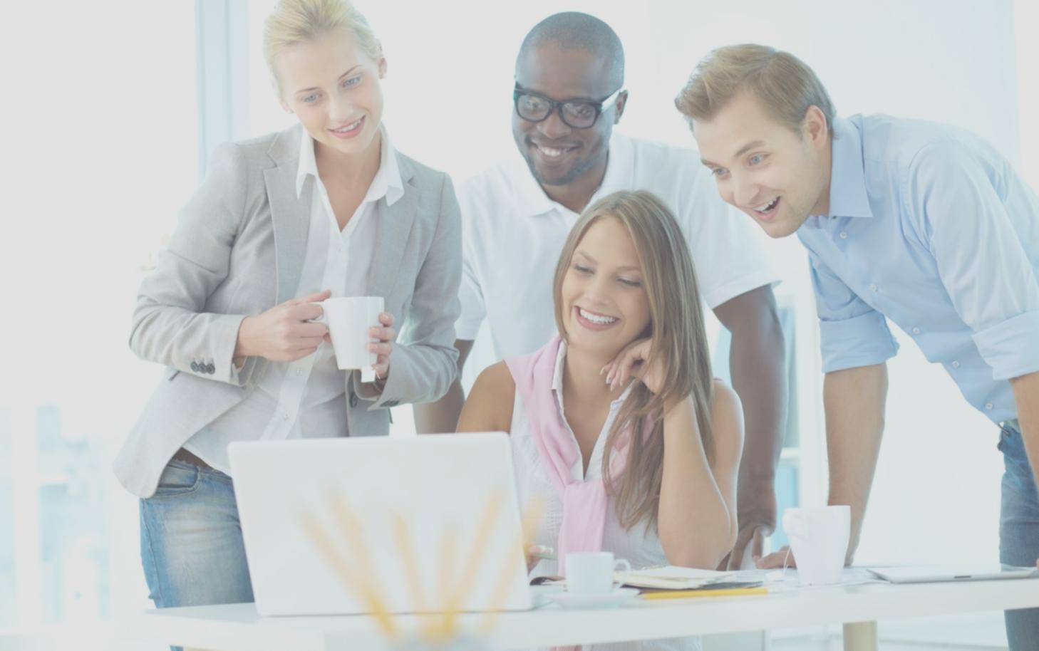 Estudiantes trabajando en estrategias financieras