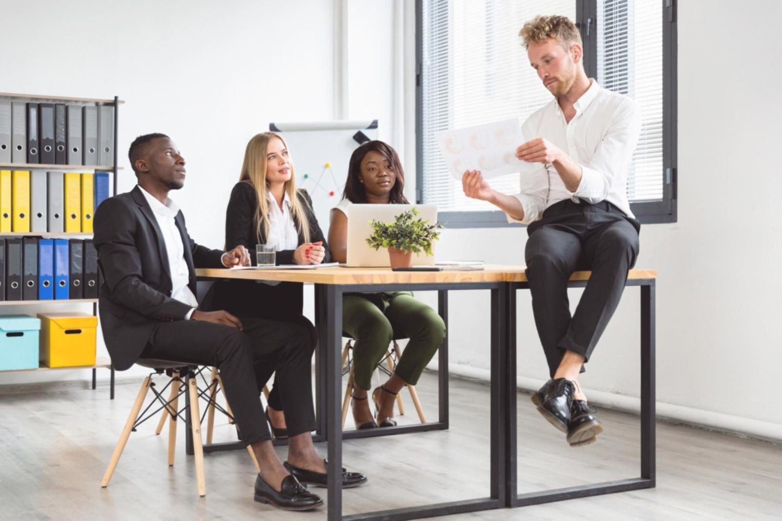 Estudiante trabajando en estrategia comercial